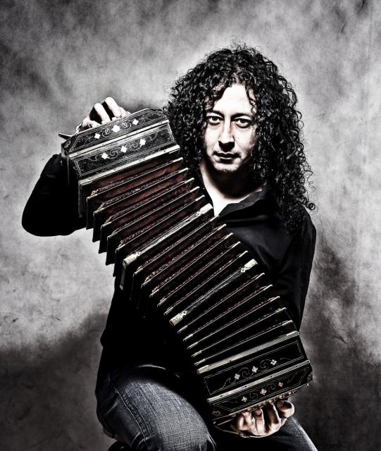 Ariel Ramirez - foto press 6 pion  - Kopia.jpg